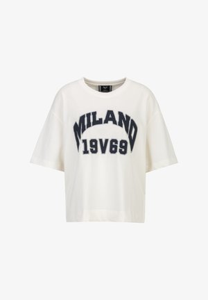 Witte T-shirt met korte mouwen en zwarte tekst "MILANO 19V69" gedrukt op de voorkant in vetgedrukte, gebogen typografie.