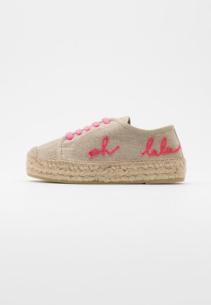 Zapatilla de lona beige con cordones rosas y texto bordado "oh lala". Cuenta con una suela de cuerda de yute para mayor textura y detalle.