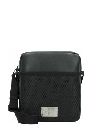 Borsa a tracolla nera con parte superiore in pelle liscia, tasca frontale in rete, tracolla regolabile e placca logo argentata sul davanti.