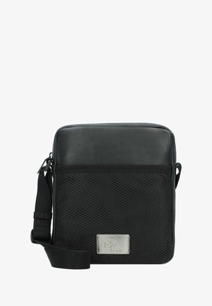 Borsa a tracolla nera con parte superiore in pelle liscia, tasca frontale in rete, tracolla regolabile e placca logo argentata sul davanti.