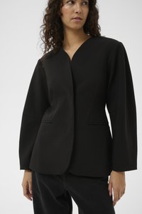 Svart kavaj med V-formad halsringning, strukturerade axlar och två framfickor. Slätt tyg med skräddarsydd passform och långa ärmar.