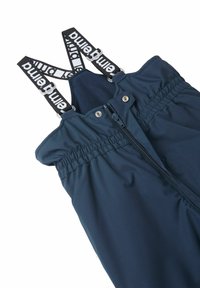 Salopette impermeabile per bambini di colore blu navy con bretelle elastiche nere regolabili, caratterizzata da testo bianco e chiusura con cerniera frontale.