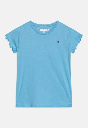 T-shirt bleu clair à manches courtes pour fille avec bords volantés aux manches et petit logo Tommy Hilfiger sur la poitrine.