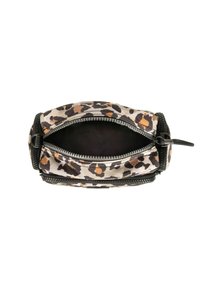 Pojemnik w panterkę z zamknięciem na zamek błyskawiczny. Wykonany z miękkiego materiału o gładkiej fakturze. Posiada czarne akcenty oraz przestronną wewnętrzną komorę.