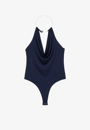 Maillot de bain bleu marine à col halter avec devant drapé, accent métallique circulaire et jambes échancrées. Texture lisse, design minimaliste.