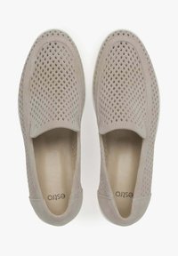 Beżowe buty wsuwane z perforowanej zamszowej cholewki, okrągłym noskiem i gładką, jasną wkładką. Prosty design bez sznurówek.