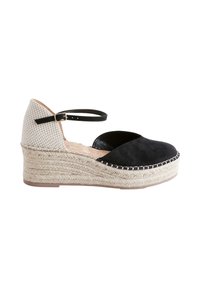 Keilabsatz-Espadrillesandalette mit schwarzer Wildlederkappe, beigem geflochtenem Absatz, geflochtener Jute-Plateausohle und schwarzem Knöchelriemen mit Schnalle.