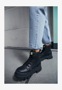 Unselected, black