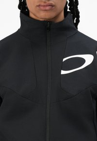 Oakley ENHANCE TECH JACKET - Ljetna jakna - blackout