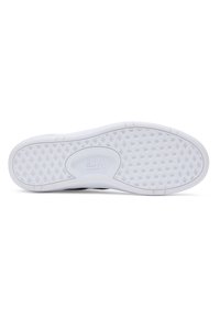 Suola di gomma bianca di scarpa da ginnastica con un motivo a diamante e battistrada circolare per la presa; logo "VANS" impresso vicino al centro.