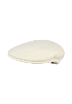 Casquette plate crème douce en tissu feutré, vue de côté sur fond blanc.