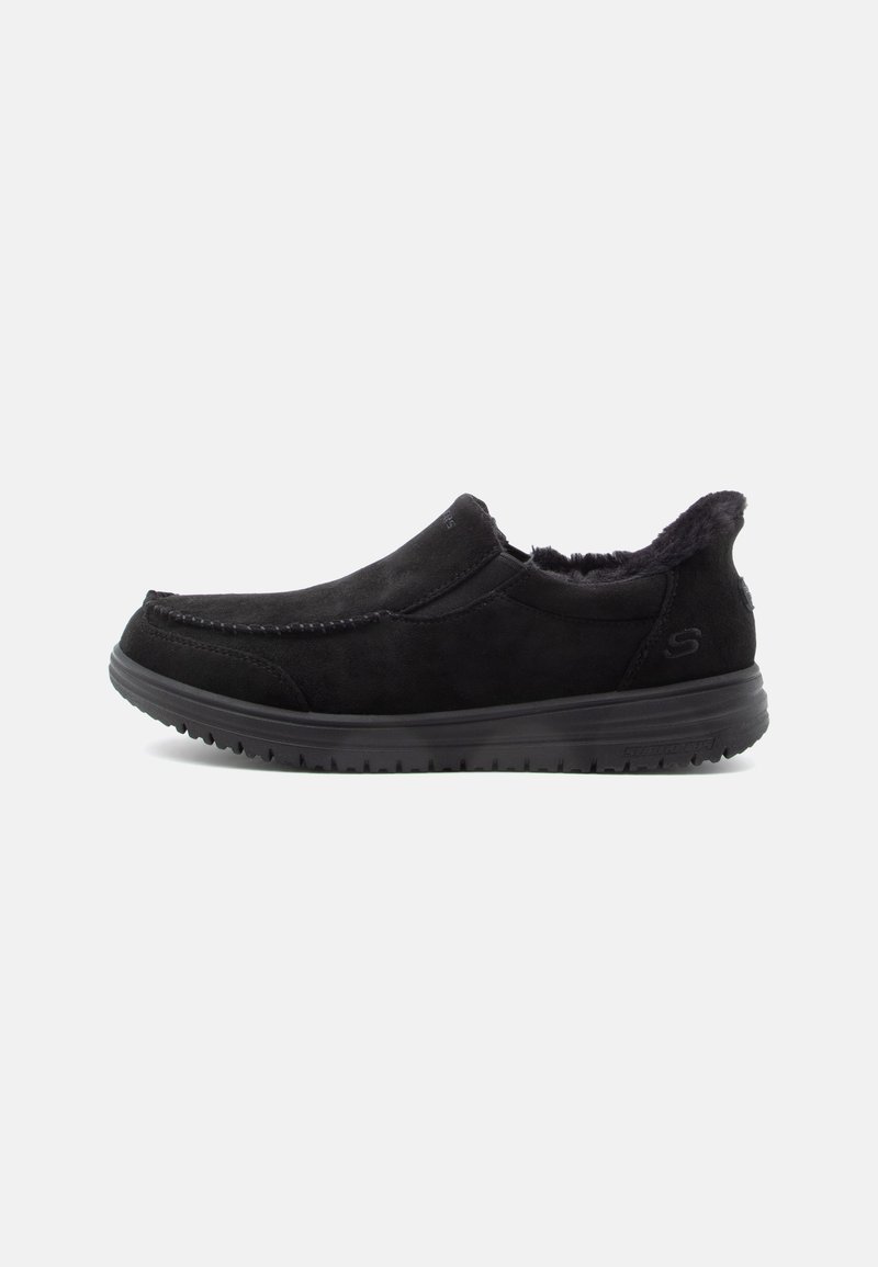 Fekete slip-on cipők puha velúrból, varrott részletekkel, párnázott belső térrel és gumitalppal a tapadás érdekében.