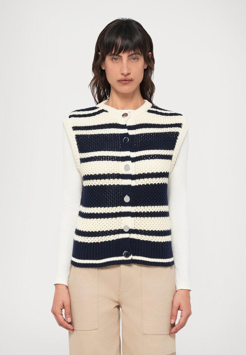 Colete tricotado com riscas azuis e brancas, com decote redondo e botões prateados. Feito de fio texturizado, com mangas curtas.