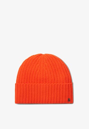 Heldere oranje gebreide beanie met omgevouwen rand en klein zwart metalen logo op de rand, getoond op een witte achtergrond.
