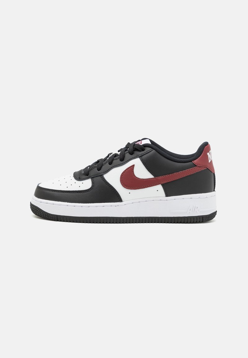 Baskets basses Nike Air Force 1 avec des panneaux et lacets noirs, blancs et rouge foncé, vues de côté sur un fond uni.