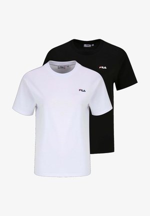 Dos camisetas en negro y blanco, hechas de algodón, con cuello redondo y mangas cortas. Cada una tiene un pequeño logo de Fila en el pecho.
