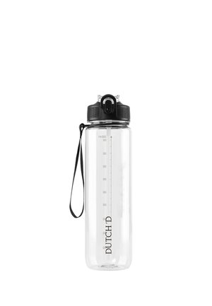 Doorzichtige plastic waterfles met zwarte flip-top dop, maatstrepen en een zwarte draagriem bevestigd.