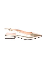 Scarpa slingback metallic oro con punta affilata e tacco a blocco basso. Presenta un dettaglio con fibbia e una superficie liscia e lucida.