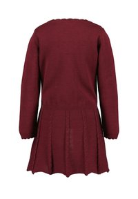 Burgundowa dzianinowa sukienka z długimi rękawami, prążkowanym dekoltem i wzorem w warkocze na spódnicy, z lekko rozszerzanym dołem.