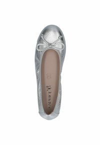 Srebrne baletki z teksturowanym metalicznym wierzchem, okrągłym noskiem i szczegółem kokardy. Gładkie wnętrze i wytłoczone logo na wkładce.