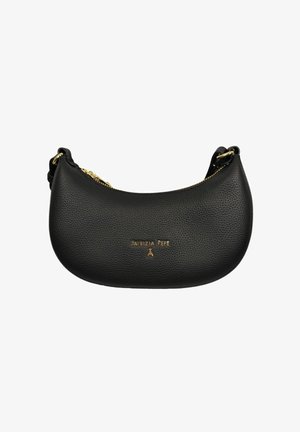 Zwarte leren handtas in de vorm van een halve maan met een gouden rits en een klein gouden "Patrizia Pepe"-logo gecentreerd op de voorkant.