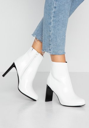 Bottines à talons hauts - white