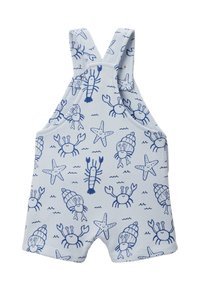 Une combinaison pour enfants bleu clair avec un motif de crabes, homards et étoiles de mer en bleu foncé. Fabriquée en tissu doux avec des bretelles réglables.