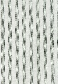 Textil mit vertikalen Streifen in Weiß und Grau, mit einem strukturierten Muster aus kleinen Punkten. Das Material wirkt gewebt und leicht.