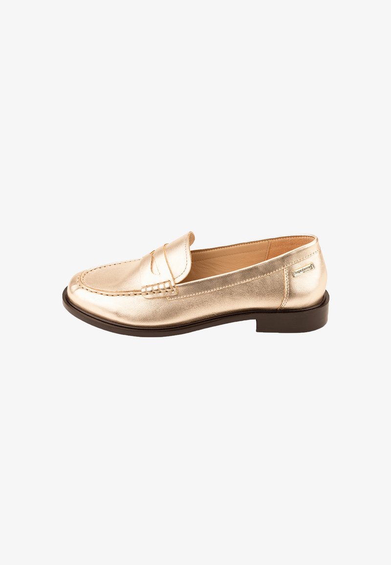 Goldfarbene Lederloafers mit abgerundeter Spitze, flacher brauner Sohle und genähten Verzierungen im Obermaterial. Verfügt über eine kleine, dekorative Klappe.