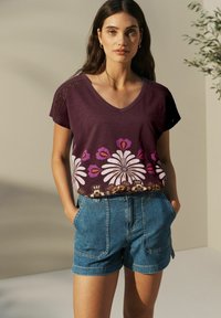 Next V-NECK BUBBLE HEM - REGULAR FIT - T-Shirt print - red print