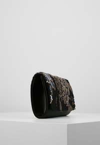 Svart handväska med intrikata paljettdekorationer i guld och silver. Rektangulär form med texturerad yta och sidöppning.