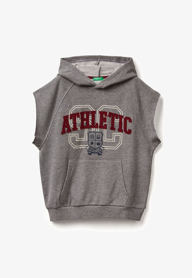 Szary bezrękawnik z kapturem, mający przednią kieszeń, z czerwonym napisem "ATHLETIC" i emblematem, wykonany z miękkiego materiału bawełnianego.