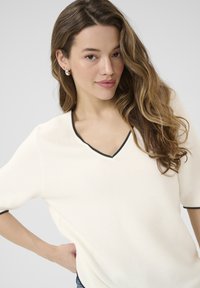 Kaffe LINKA CONTRAST - Triko s potiskem - chalk w black contrast