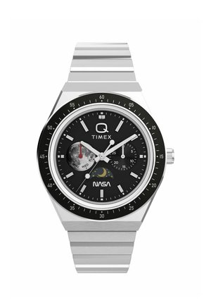 Hodinky Timex Q z nehrdzavejúcej ocele s čiernym ciferníkom, logom NASA, subciferníkmi pre deň a sekundy, a luminiscenčnými ručičkami a značením.