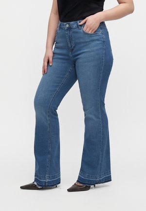 Vero Moda Curve, VMCMARI SELINA HR FLARED DNM - Trapezaste traperice - medium blue denim