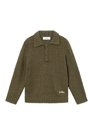 Pull épais en maille vert olive avec manches longues, col et poignets côtelés, patte de boutonnage à trois boutons, et "les deux" brodé près de l'ourlet.