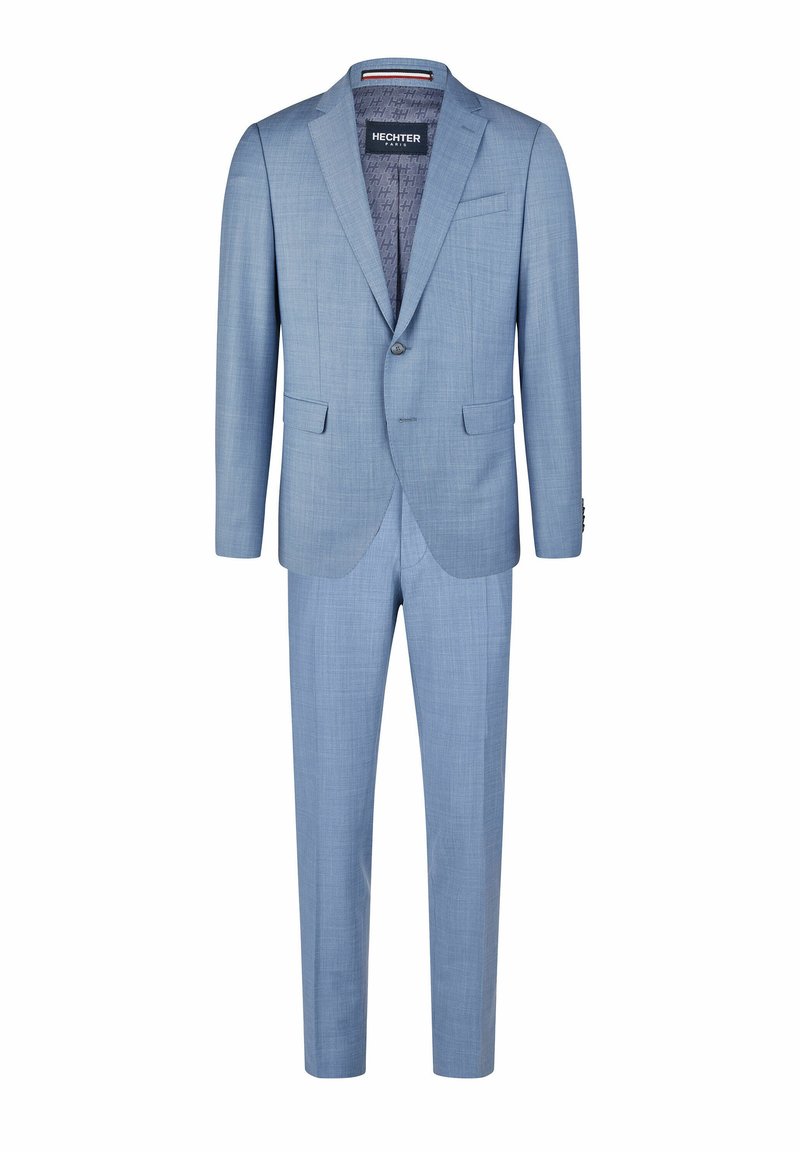 Helleblaue Anzug mit strukturiertem Stoff, taillierter Passform, einreihigem Blazer und geraden Hosen mit seitlichen Taschen.