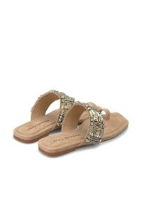 Sandali piatti beige in suede, con decorazioni in pietre preziose e perline sui cinturini. Punta squadrata e soletta imbottita.