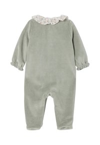 Grüner Velours-Overall mit langen Ärmeln, gerafftem weißen Kragen mit Blumenmuster, elastischen Bündchen und Fußdesign. Weicher Stoff, minimale Details.