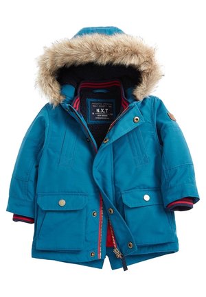 Manteau d’hiver bleu pour enfants avec capuche doublée en fourrure, poches avant à rabat et poignets intérieurs rayés rouges, ouvert pour montrer la doublure en polaire noire.