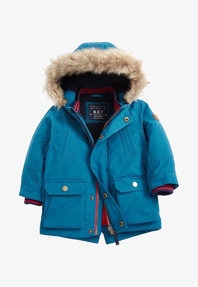 Manteau d’hiver bleu pour enfants avec capuche doublée en fourrure, poches avant à rabat et poignets intérieurs rayés rouges, ouvert pour montrer la doublure en polaire noire.