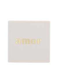 Quadratische, hellrosa Keramikschale mit glänzender Oberfläche. "amor" in erhabenem goldenen Schriftzug in der Mitte der Fläche. Glatte Textur.