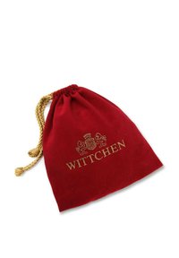 Rode fluwelen trekzak met gouden letters "WITTCHEN" en een wapenontwerp. Beschikt over een gestructureerd uiterlijk en een gevlochten koordsluiting.