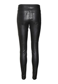 Pantalon en cuir noir à coupe ajustée, doté d'une texture lisse et de deux poches arrière. La ceinture est élastique pour un confort accru.
