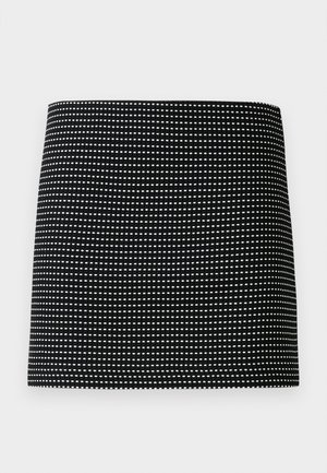 Czarna spódnica z tkaniny, ozdobiona geometrycznym wzorem z małych białych kropek, o prostym kroju i gładkiej teksturze. Prosty i minimalistyczny design.
