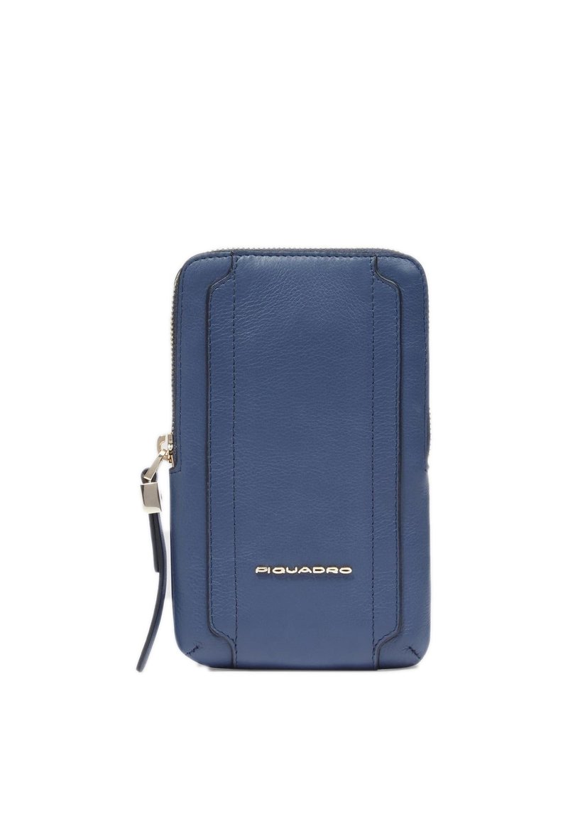 Portafoglio in pelle blu navy con chiusura a zip, caratterizzato da cuciture decorative e un logo metallico in basso. Texture liscia con forma rettangolare.