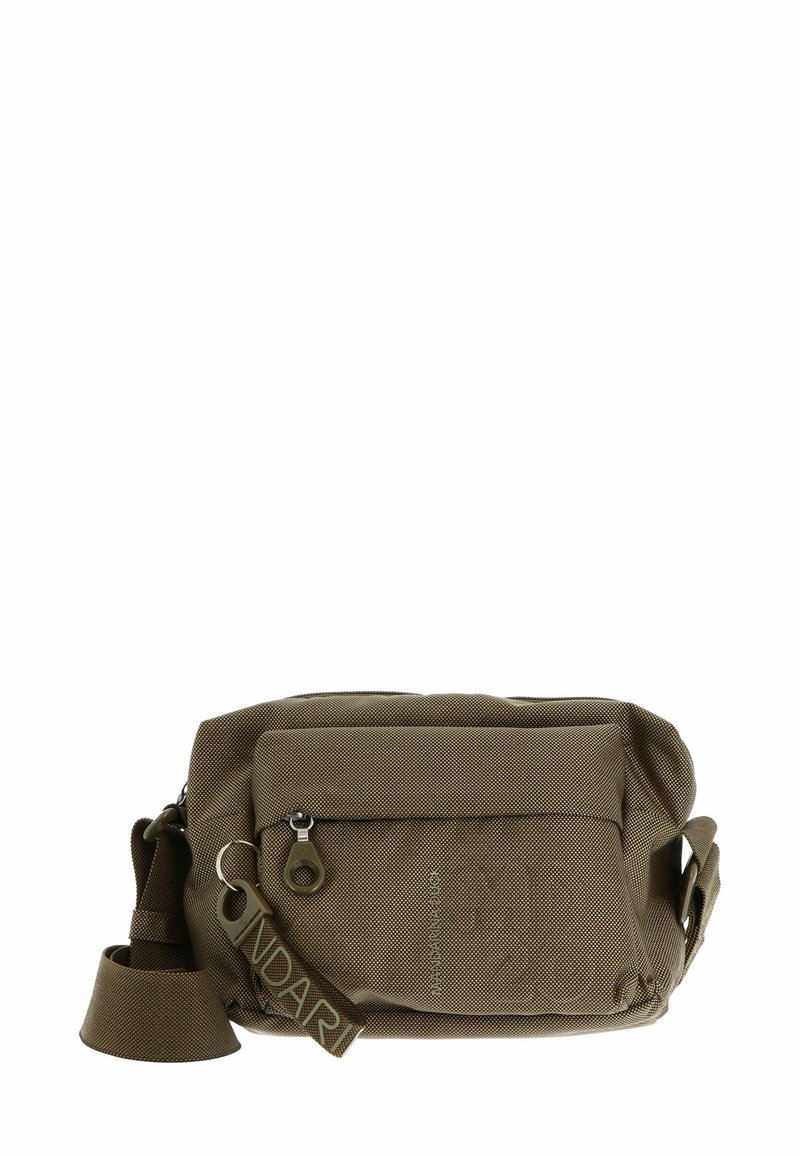Sac d'épaule en tissu vert olive avec fermeture éclair, sangle ajustable et logo embossé. Caractérisé par une surface texturée et une poche.