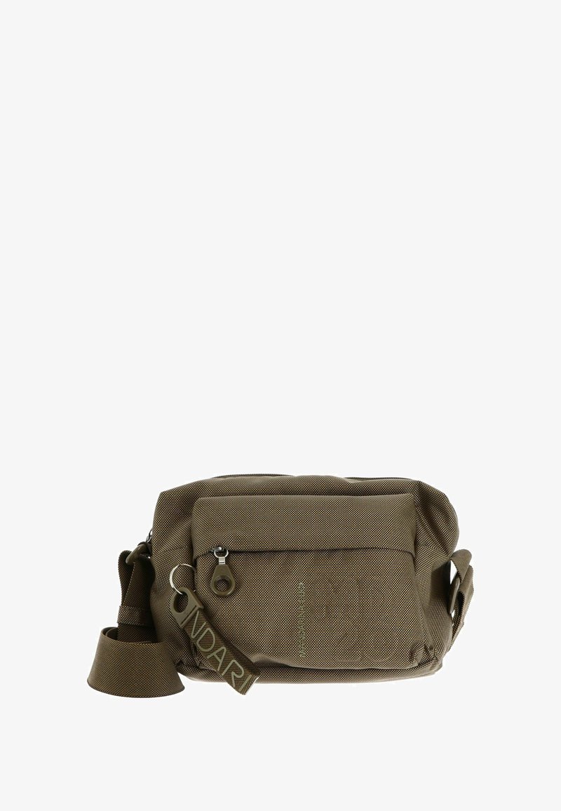 Sac d'épaule en tissu vert olive avec fermeture éclair, sangle ajustable et logo embossé. Caractérisé par une surface texturée et une poche.