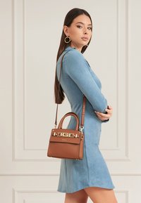 Guess CRISTINA  - Bolso de mano - beige