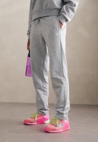 adidas Sportswear ESSENTIALS SMALL LOGO FEEL COZY OPEN HEM PANT - Calças de fato de treino - medium grey heather